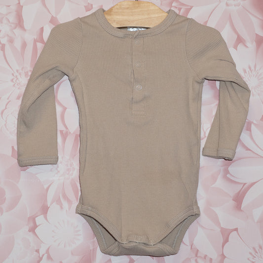 Beige Ribbed Snap-Neck Onesie Size 6-12m